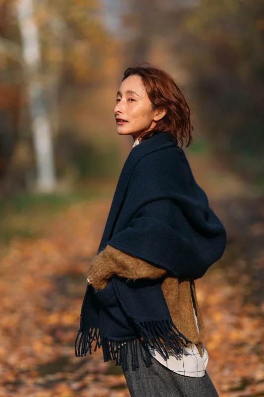 Lapuan Kankurit Uni Pocket Shawl Midnight Blue Comfortable Knitted Shawl Wrap